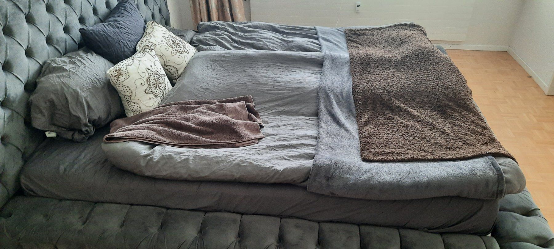 Lits: Bett mit gestepptem Kopfteil grau Grösse 180x200 cm – D'occasion à Basel par mil_7yhf 4
