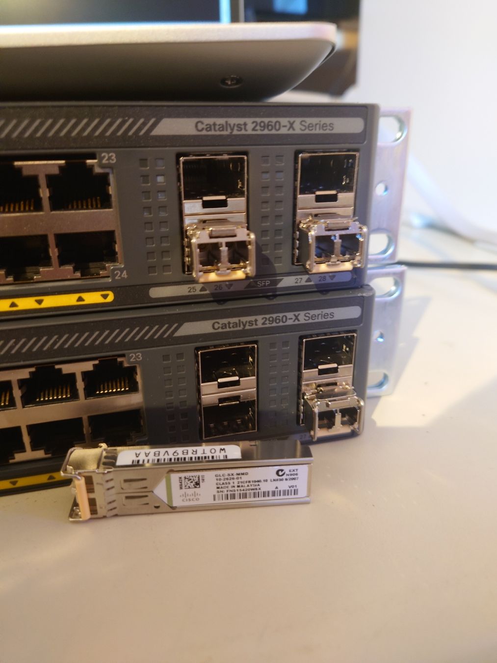 Cisco Hub & Switch: 2x Cisco Catalyst 2960-X Series Switch inkl. 4 GBics  – Usato da Dübendorf venduto da DCest 1
