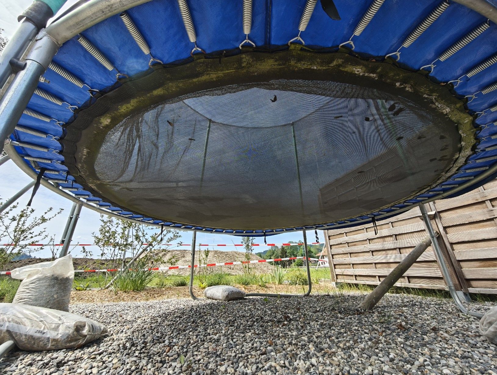 Trampolini: Trampolin mit Sicherheitsnetz & Leiter, gebraucht. – Usato da Zollbrück venduto da Turner5 3