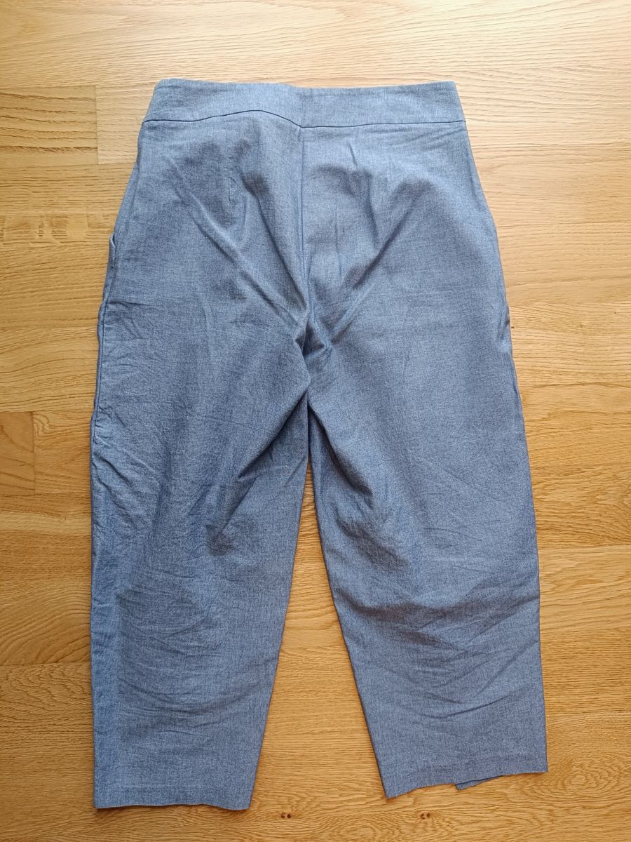 Zara Pantalons: ZARA BLAUE STOFFHOSE, TULPENSCHNITT – D'occasion à Zürich par dbu_s8p2 2