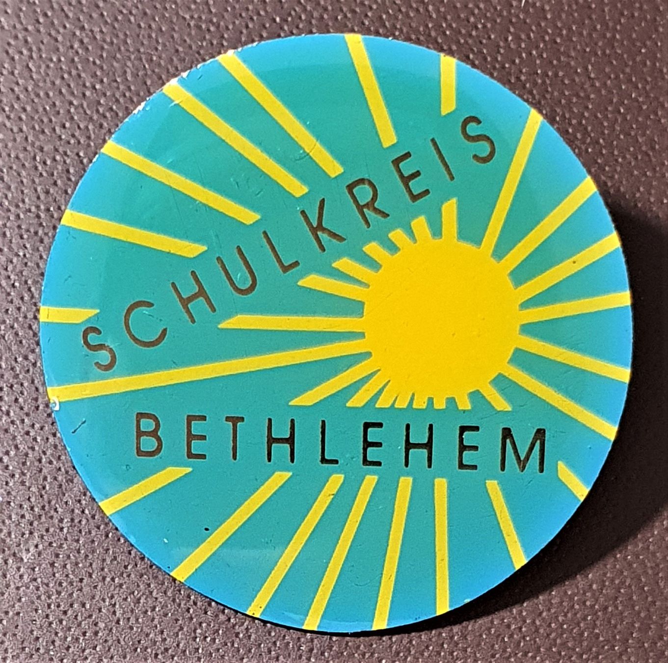 Placchette & Badge: Q860 - Pin Sonne  Schulkreis Bethlehem – Usato da Reinach BL venduto da Boston-Verkauf