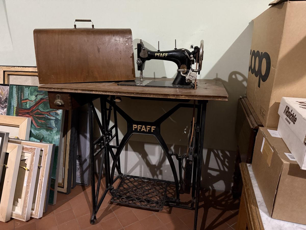 Pfaff Macchine da cucire: Ancienne machine à coudre pfaff – Usato da Sierre venduto da OCNL