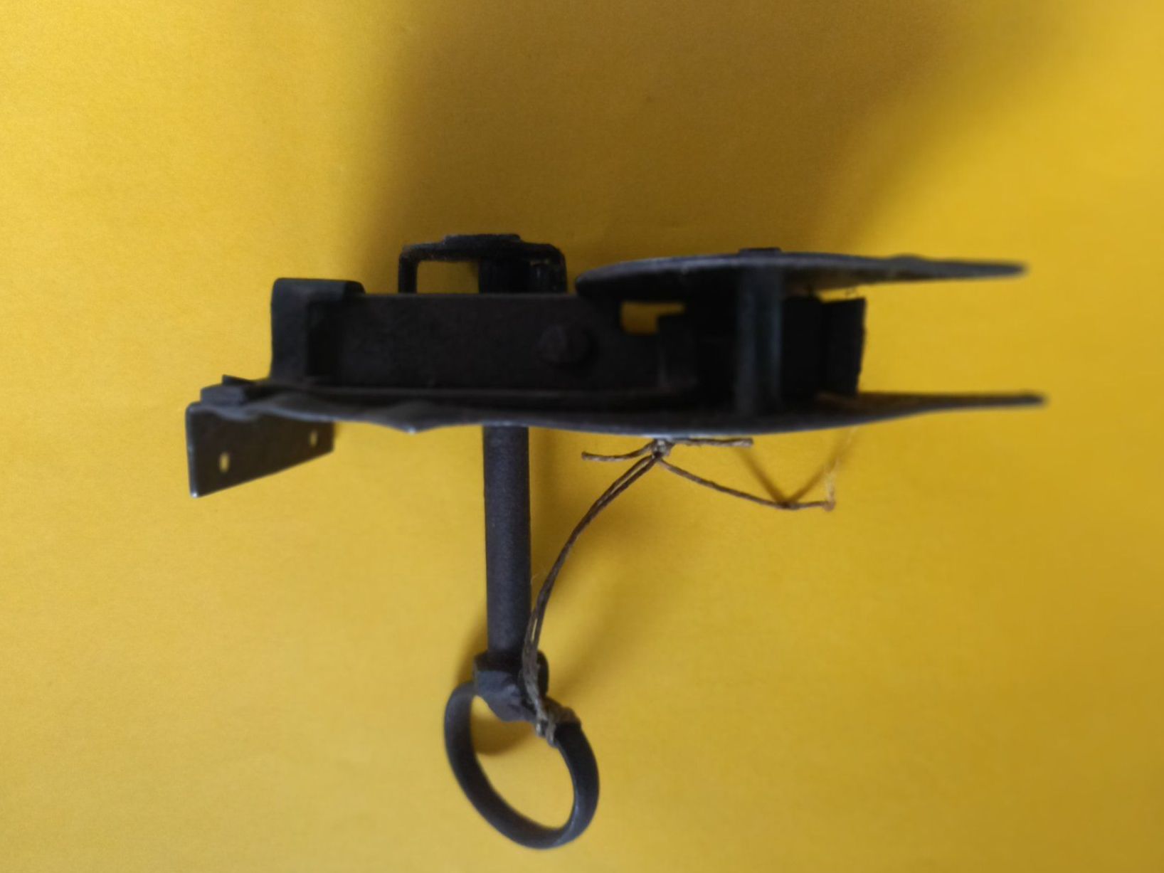 Lucchetti: Serrure ancienne de coffre en fer forgé avec sa clef – Usato da Rossens FR venduto da Souris1 4