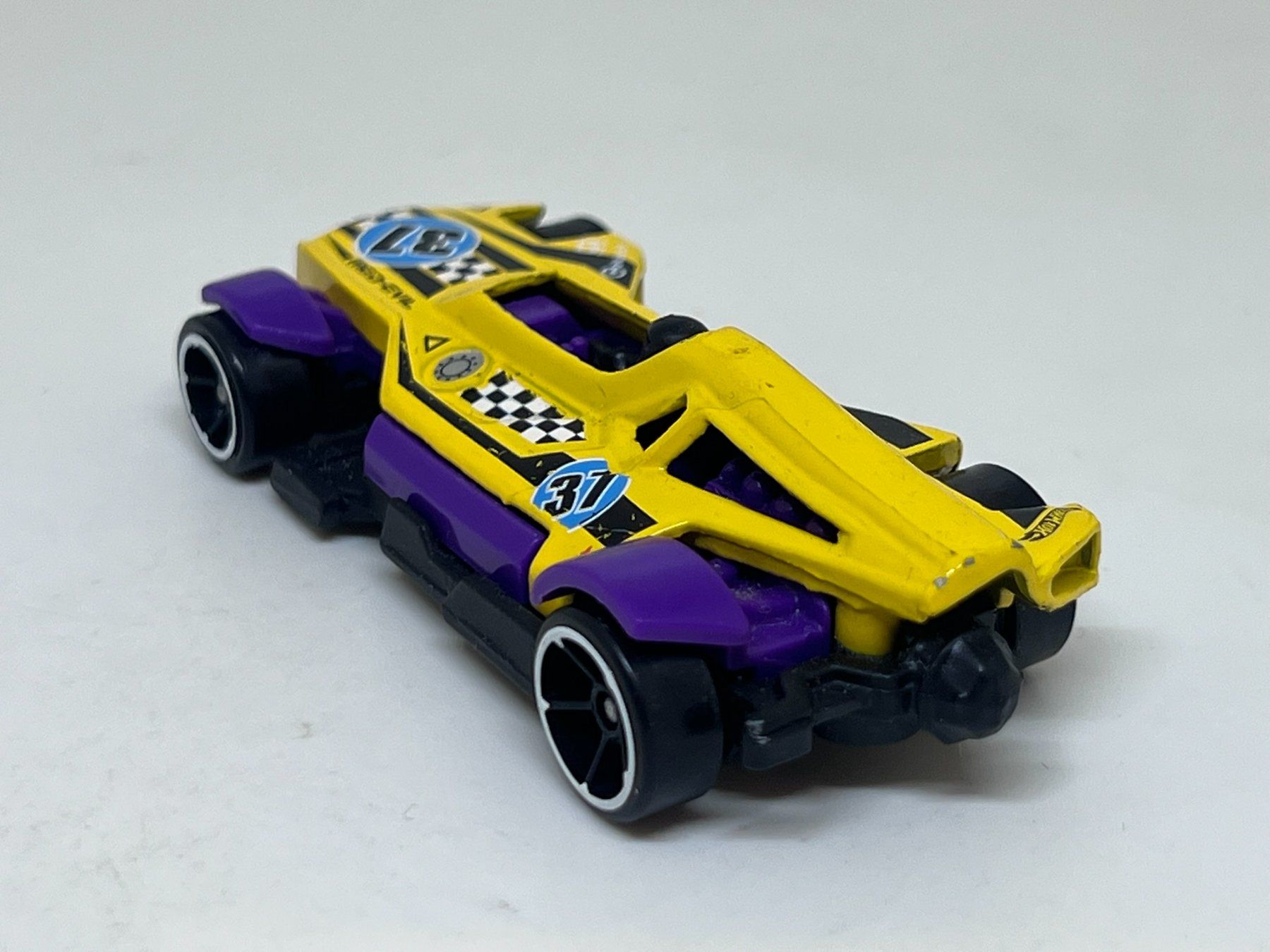 Hot Wheels Modellini d'auto: Hot Wheels Med-Evil #549 – Usato da Wildegg venduto da LaaBoutique 2