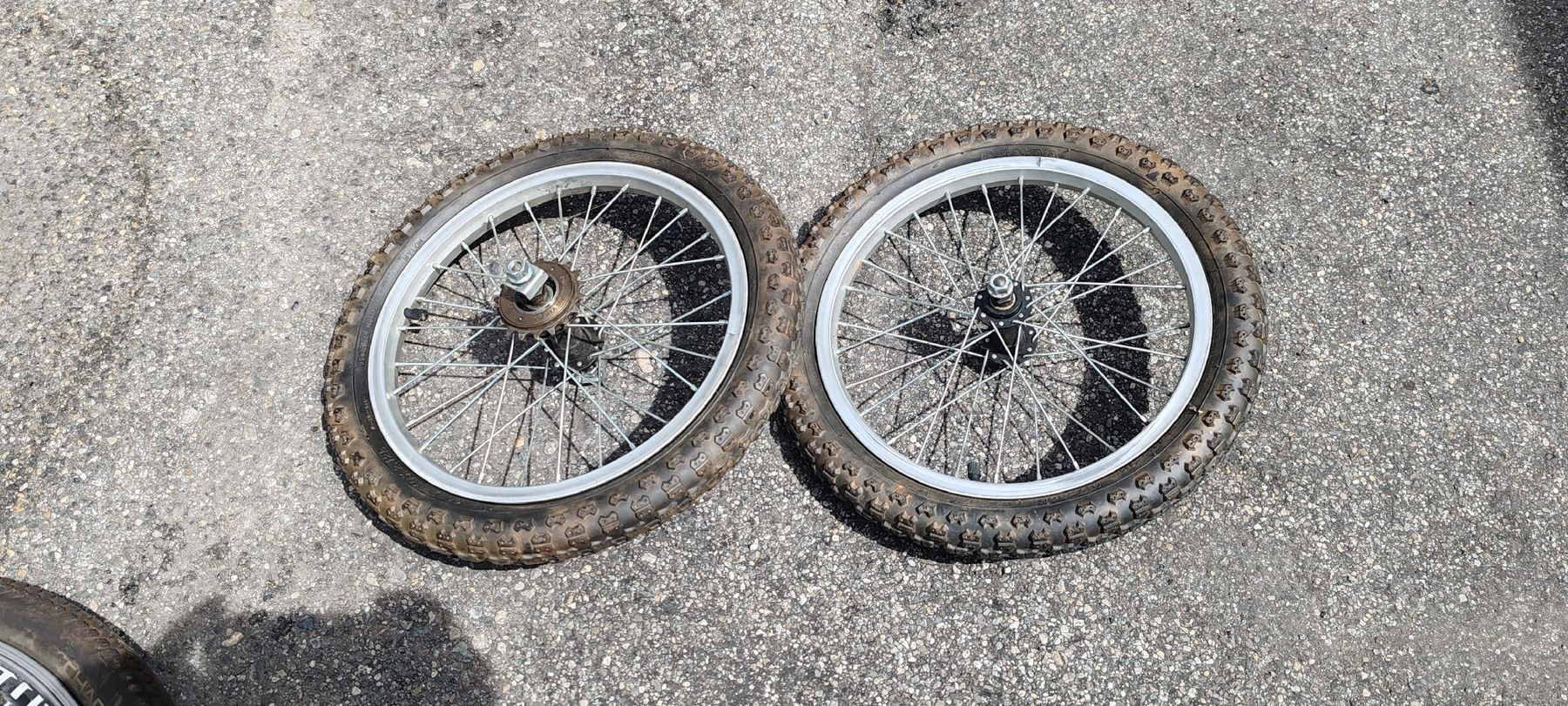 Pneus & Kompletträder: 2 roues vélo 16" – Gebraucht aus Biel/Bienne von Mollarddesign