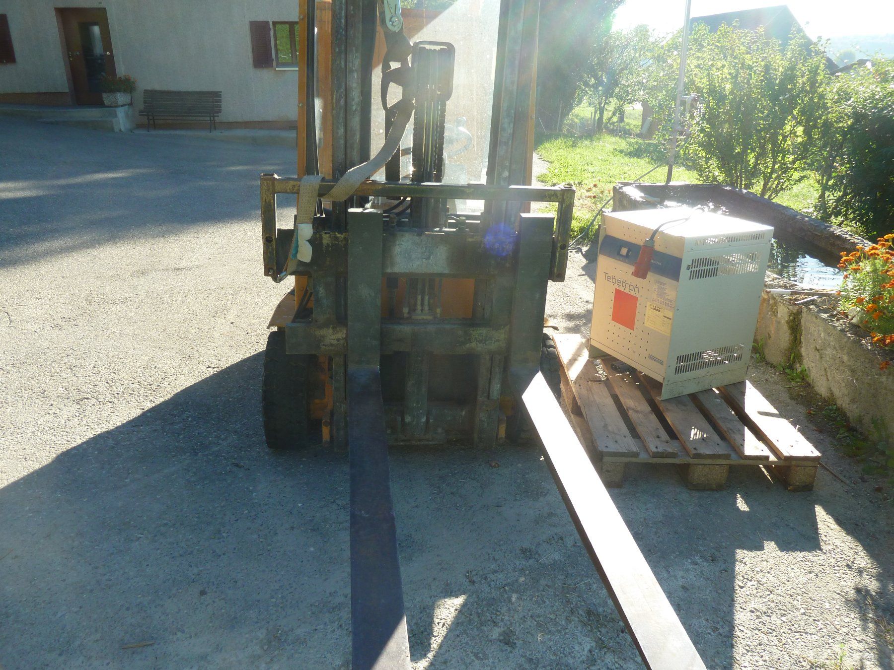 Carrelli elevatori e a forche: Un élévateur électrique – Difettoso da Russy venduto da Guenefle 1
