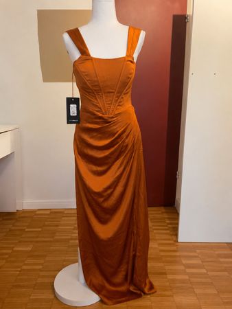 Orange Kleid mit Trägern Grösse S neu mit Etikett