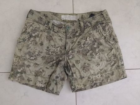 Shorts mit Blumen Muster in schönen Grüntönen.
