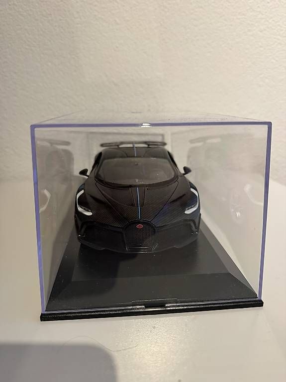Bburago Modellini d'auto: Bugatti Divo Bburago Carbon Edition 1/18 – Nuovo (secondo la descrizione) da Chur venduto da Didi21 1