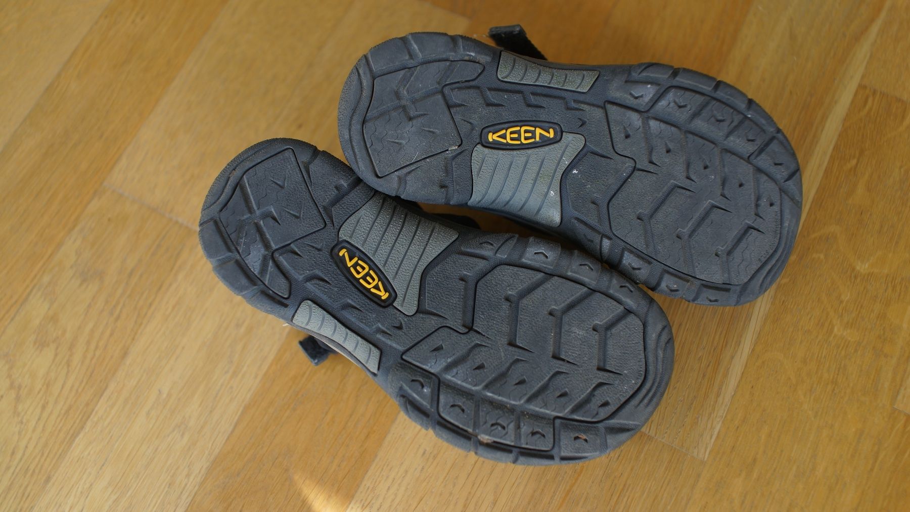 Scarpe per ragazzi: Keen Trekkingsandale Schwarz Gr. 34 – Usato da Biel/Bienne venduto da Cyp79 4