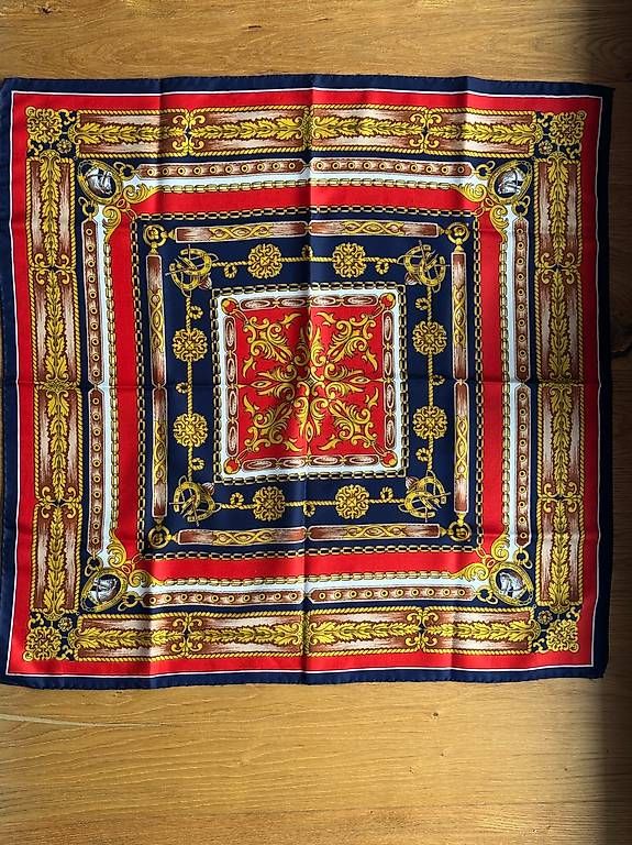 Foulard & Sciarpe: 10 Vintage Foulards – Usato da Bachenbülach venduto da photomoments 1