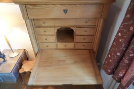 Alter Bauernsekretär aus Holz mit Schreibklappe