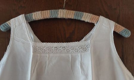 Antikes, ärmelloses, weisses Unter/Kleid mit Spitze, Vintage