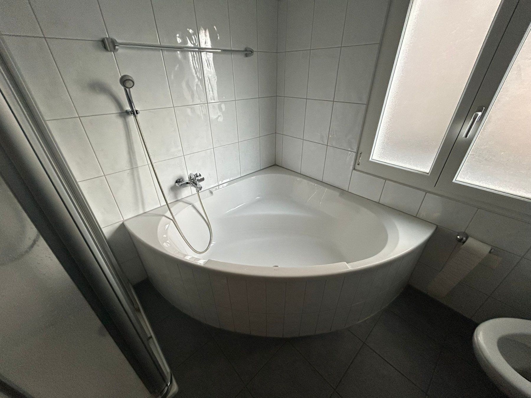 Badewannen: Schnäppchen Eckbadewanne wenig gebraucht – Gebraucht aus Rothenthurm von lela75 1