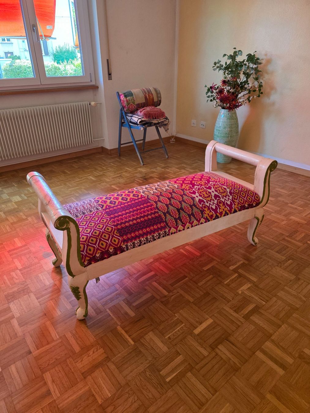 Bänke: Bank mit Patchwork-Bezug und weissem Holzgestell – Gebraucht aus Jegenstorf von Salmano