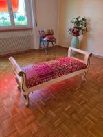 Bank mit Patchwork-Bezug und weissem Holzgestell