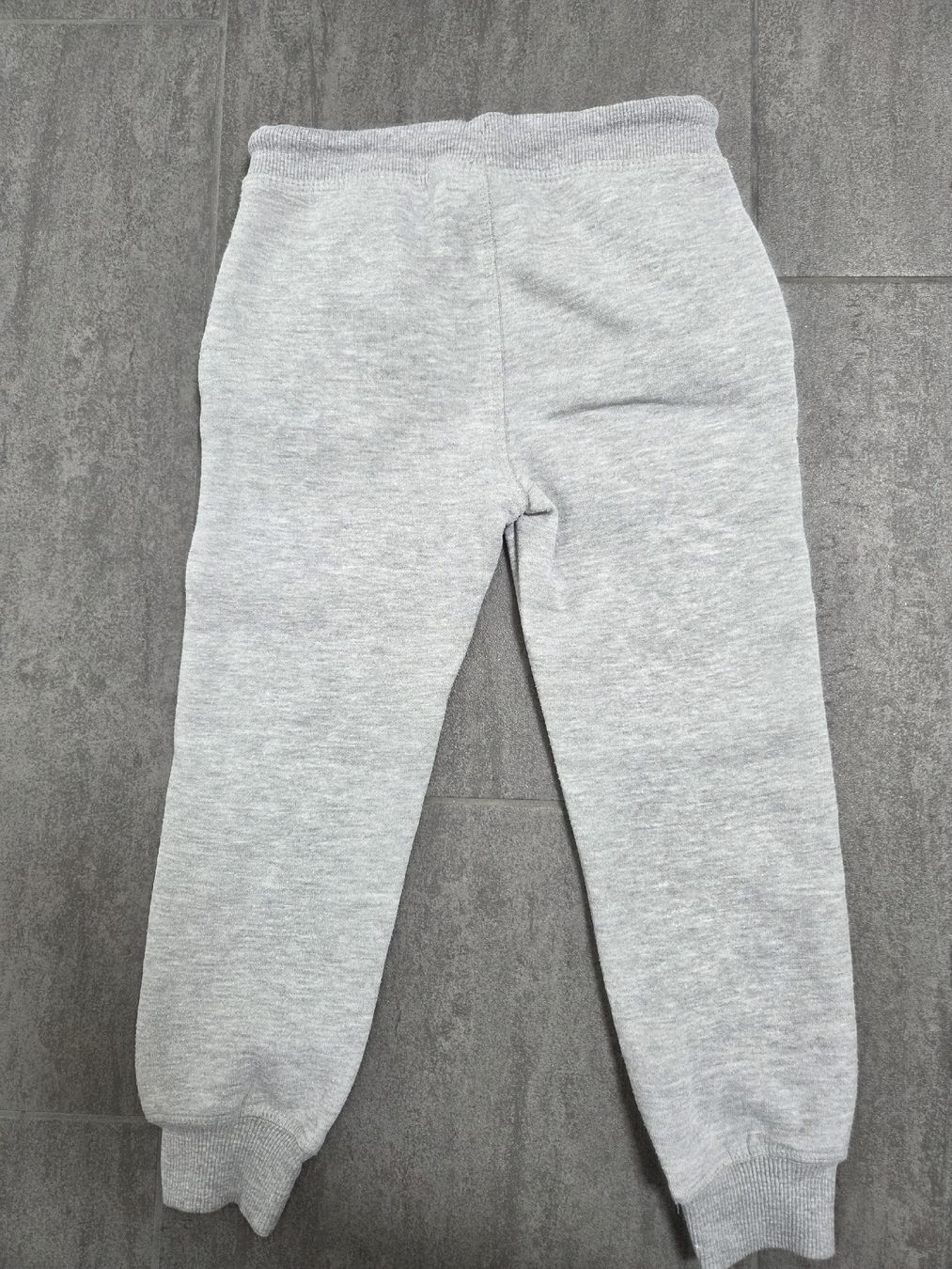 Pantaloni: Graue Mädchen Jogginghose, Gr. 104 – Usato da Hüntwangen venduto da ManuM2014 5