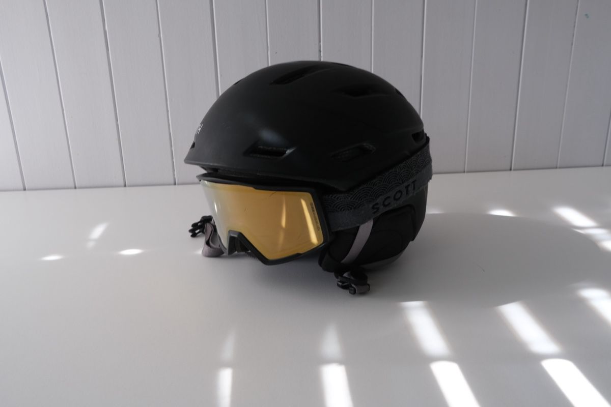 Smith Optic Helme: Ski Helm Marke Smith mit Skibrillen – Gebraucht aus Walchwil von QLD