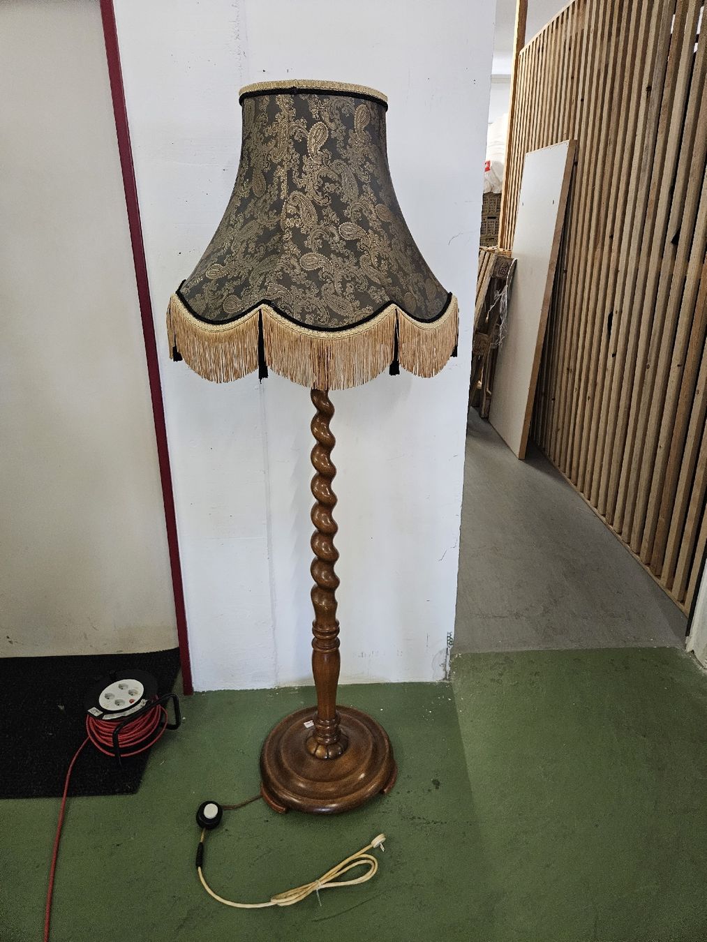 Lampen: Mid-Century Stehlampe aus Holz  – Gebraucht aus Pratteln von Cartonsducoeur_bl