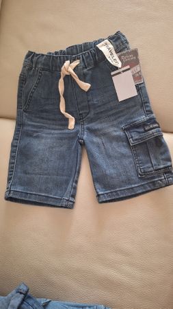 Short en jean garçon 122 neuf avec étiquette
