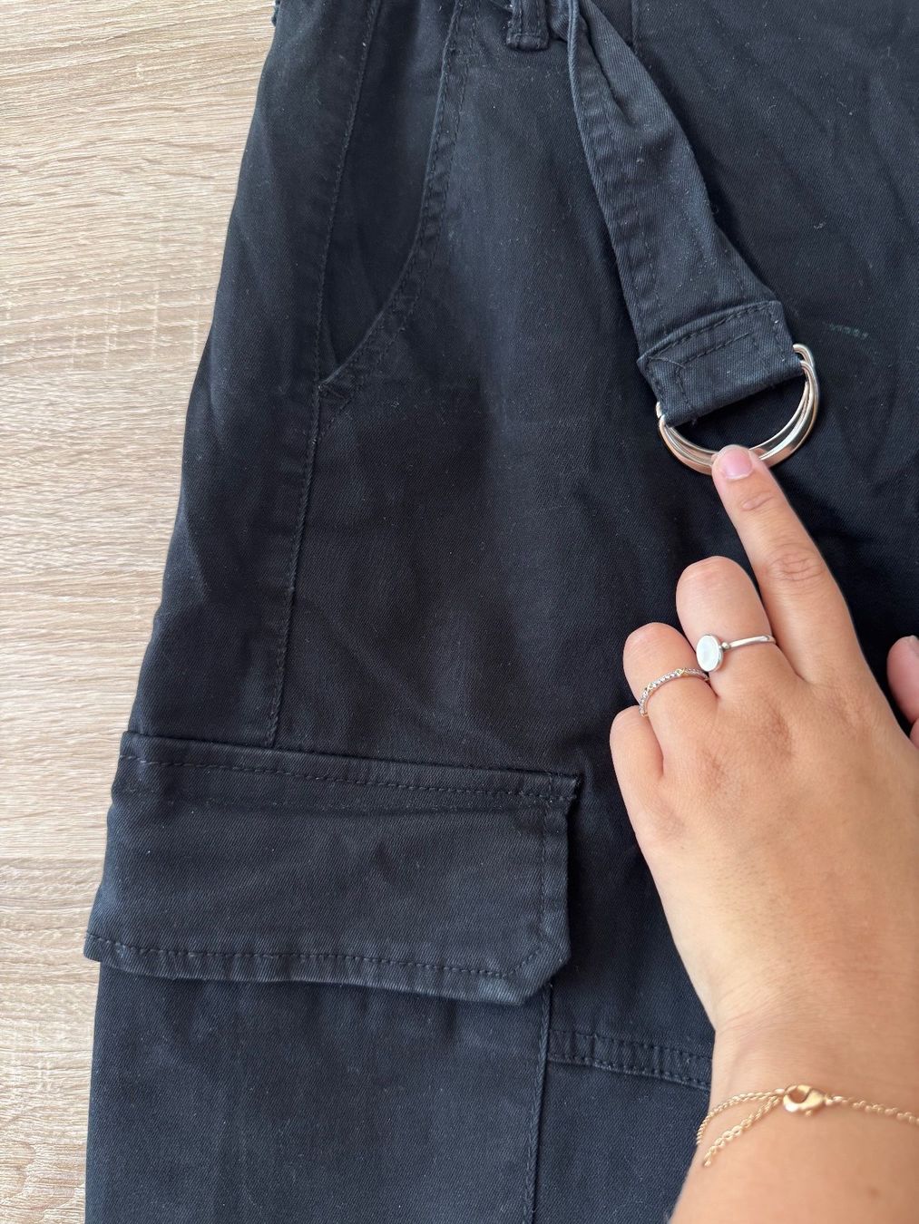 Tally Weijl Pantaloni: Pantalon cargo noir – Usato da Montreux venduto da Izapechee 1