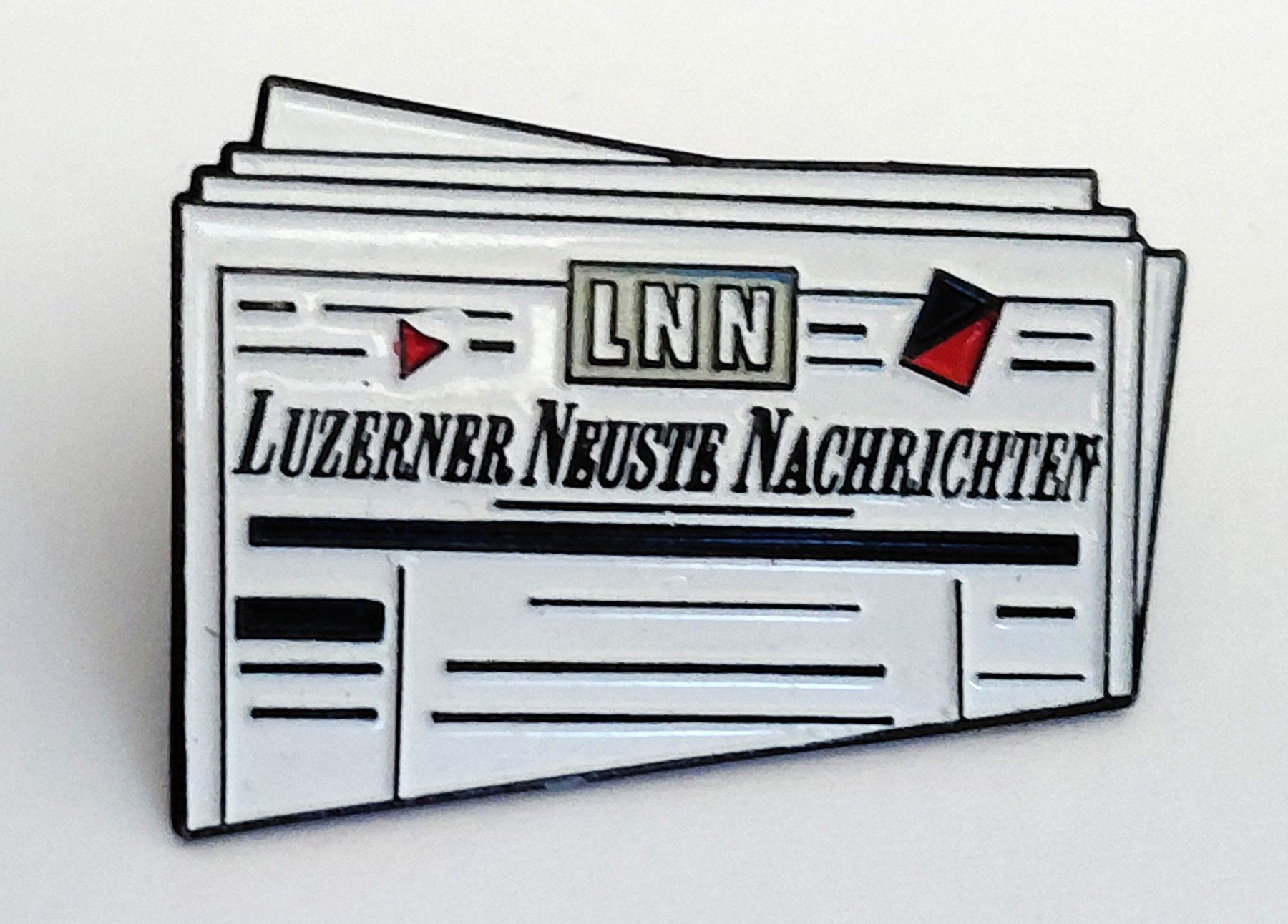 Placchette & Badge: PIN Luzerner Neuste Nachrichten LNN – Usato da Luzern venduto da qualifair