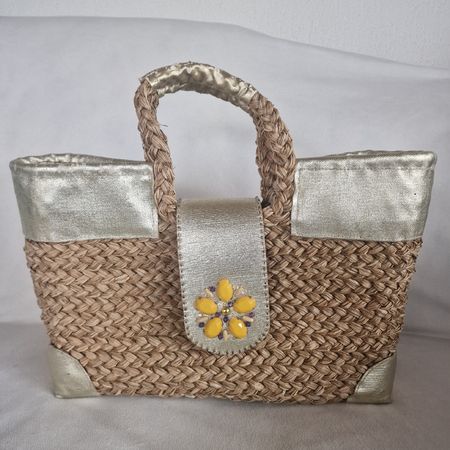 Strohtasche für den Sommer – Goldakzente & Blumen-Verschluss