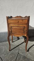 Nachttisch aus Holz mit Schublade und Tür antik