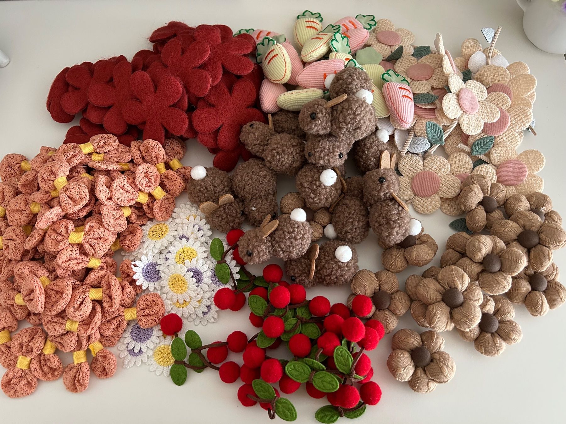 Toutes les décorations: Fabric Flowers & Decorative Accessories – Neuf avec emballage d'origine à Basel par lau_982w