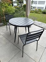 Gartentisch plus zwei Stühle