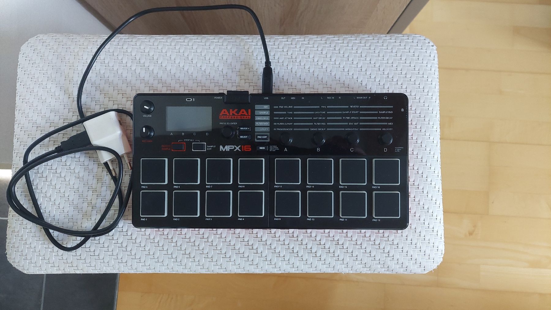 Akai Strumenti musicali: AKAI MPX16 Sampler inkl USB Kabel, Netzteil & 16GB Micro SD – Usato da Arisdorf venduto da GoodJoice 1