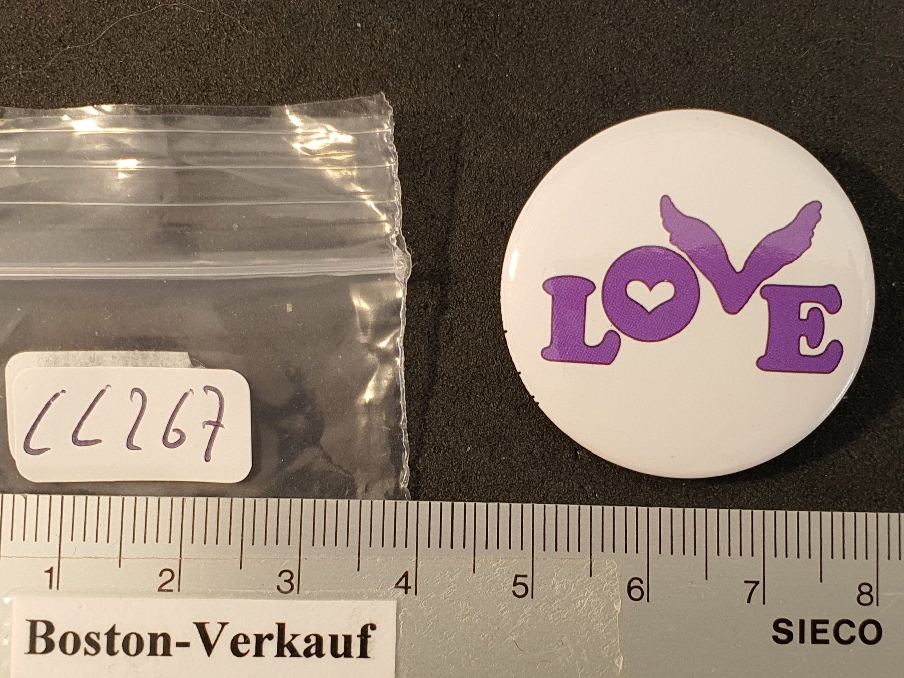 Plaketten & Abzeichen: CC267 - Pin /Button - LOVE – Gebraucht aus Reinach BL von Boston-Verkauf
