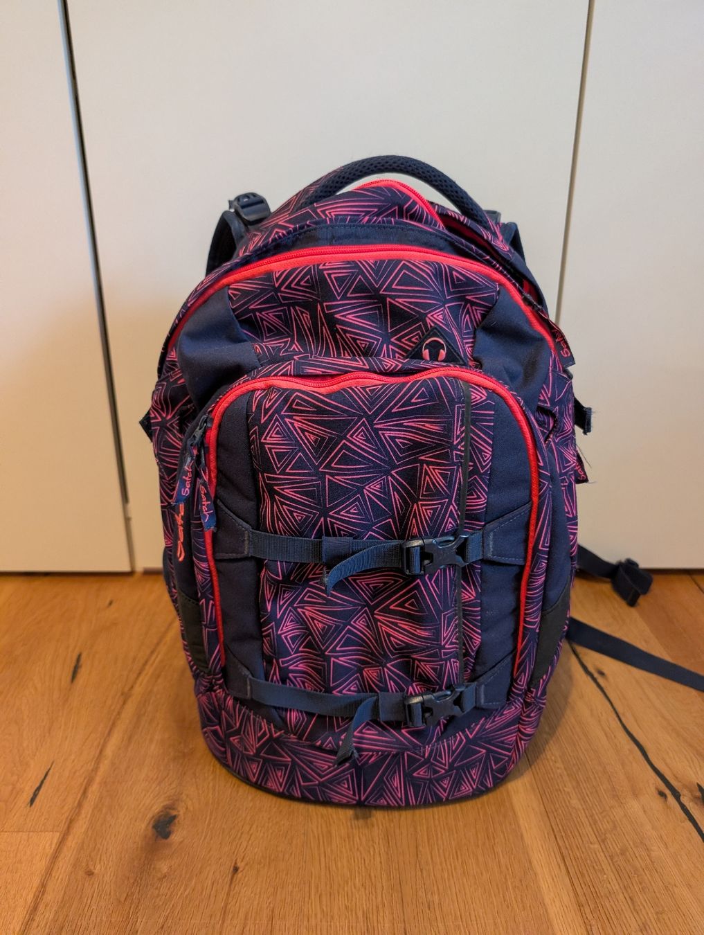 Satch Zaini: Schulrucksack Satch blau rosa geometrisch – Usato da Walenstadt venduto da Dorinka