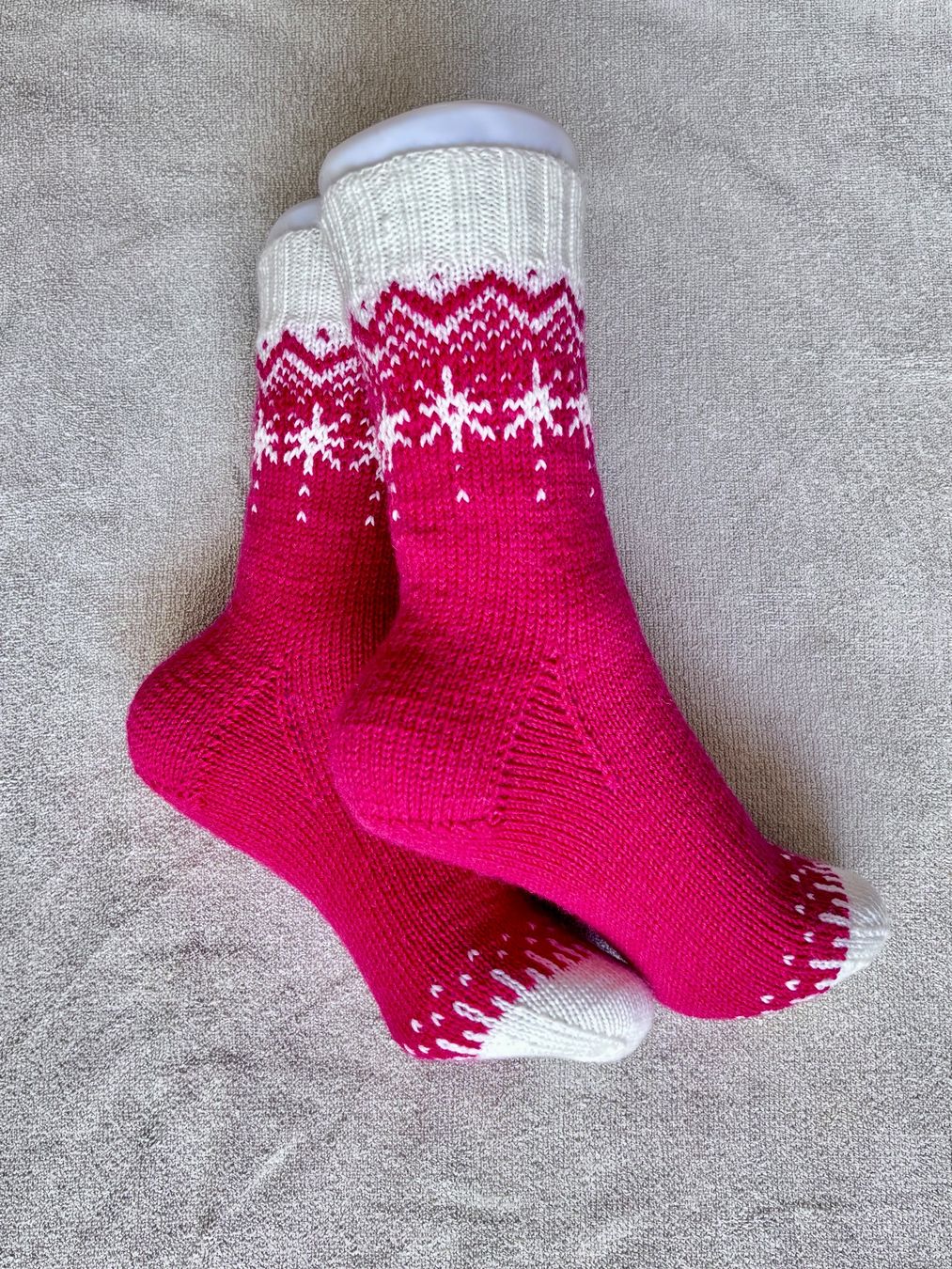 Socken: Handgestrickte Socken mit Einstrickmuster Grösse 36/37 – Neu und originalverpackt aus Fislisbach von handglismet 1