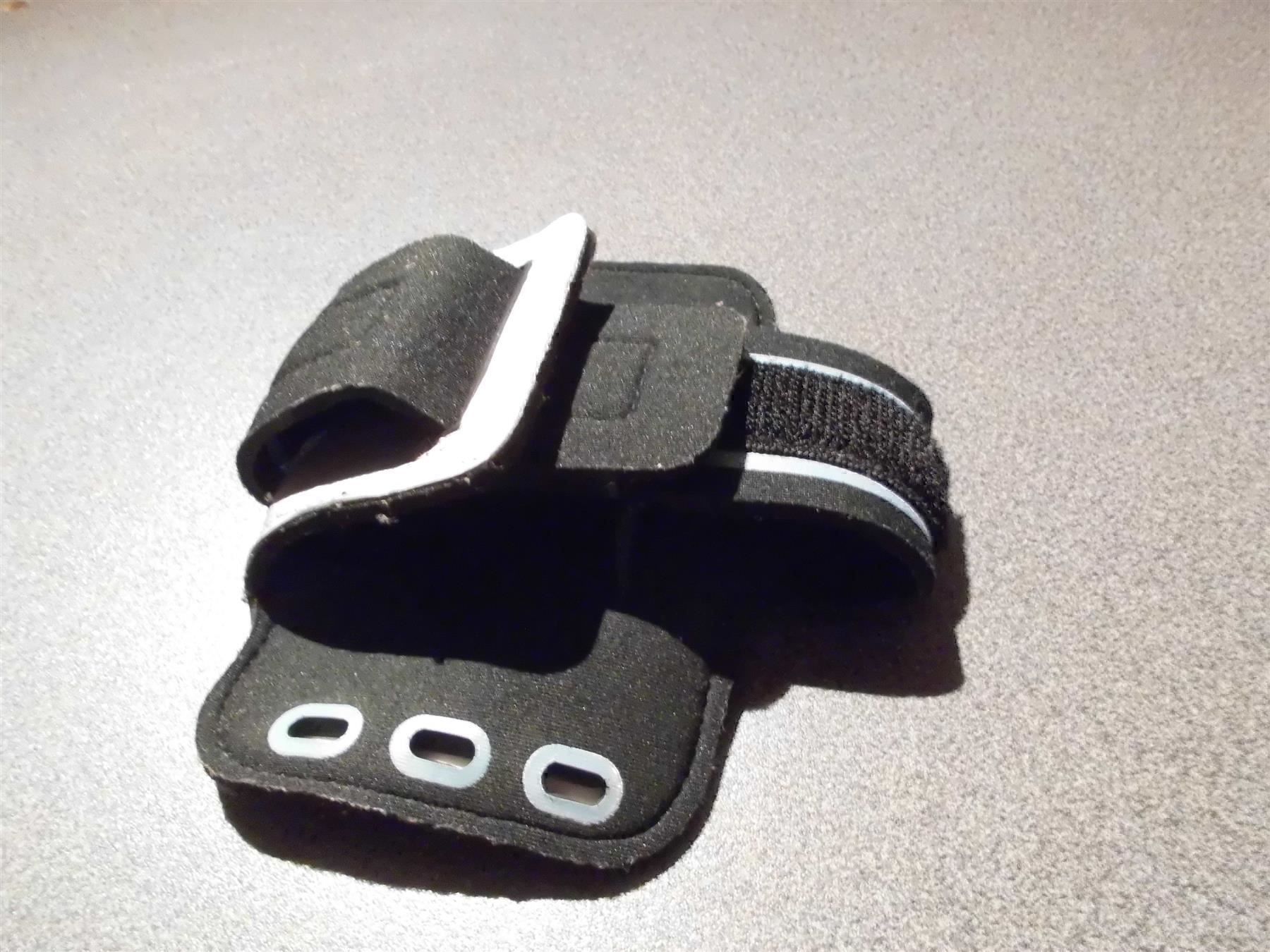 Cover & Protezioni schermo: Universal Smartphone Sportarmb – Usato da Zürich venduto da Motzkuh 1