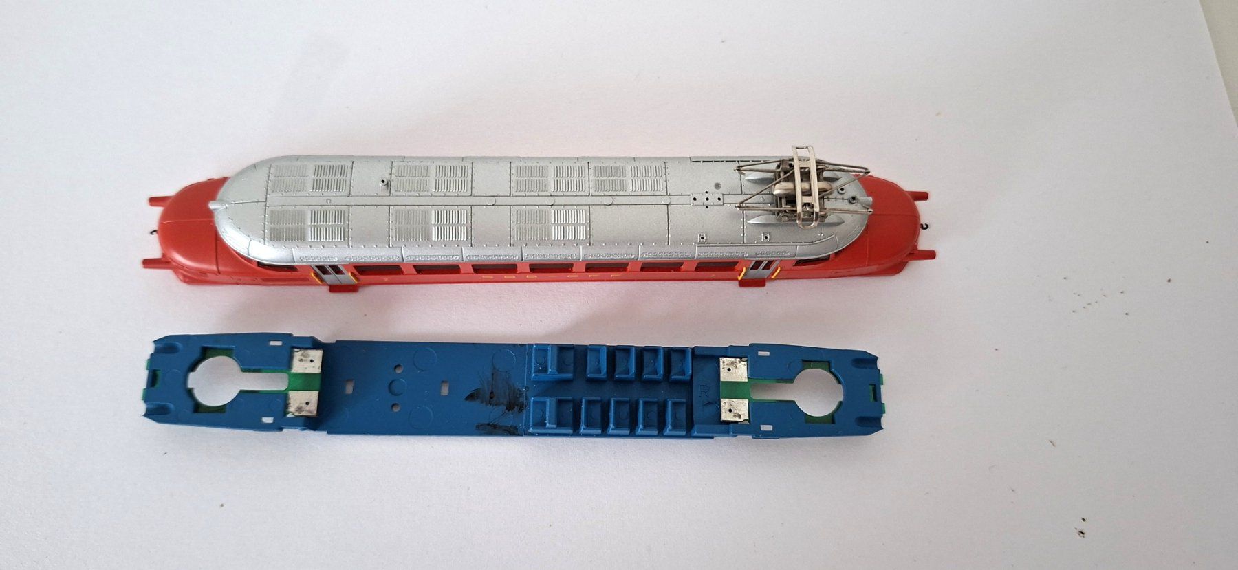 Hobbytrain Modellini di ferrovie: Hobbytrain SBB  Gehäuse usw. roter Pfeil – Difettoso da Biberist venduto da Ntrains 1