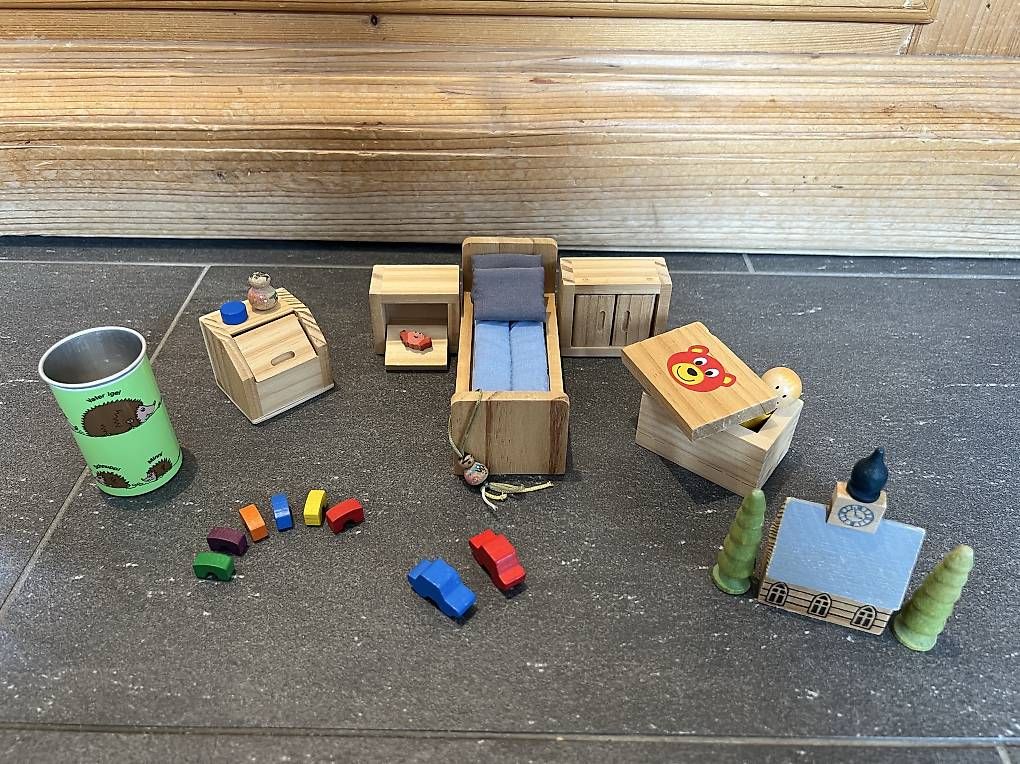 Case e mobili per bambole: Puppenhaus Kinderzimmer  – Usato da Winterthur venduto da kayas13