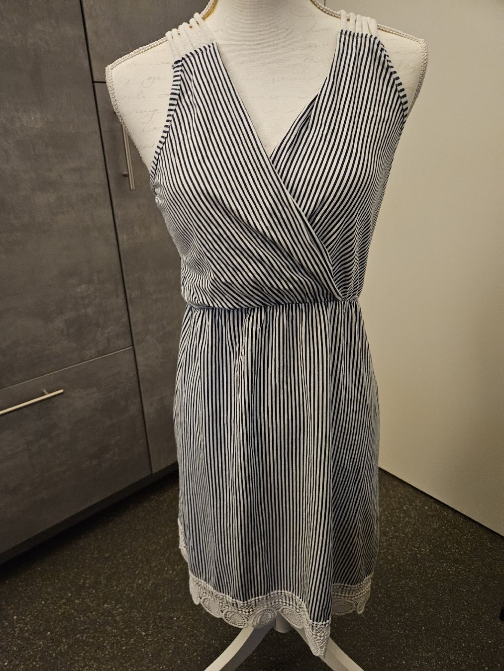Kleider: AMDS Jeans Kleid gestreift mit Spitze Grösse S  – Neu (gemäss Beschreibung) aus Anwil von tamoos