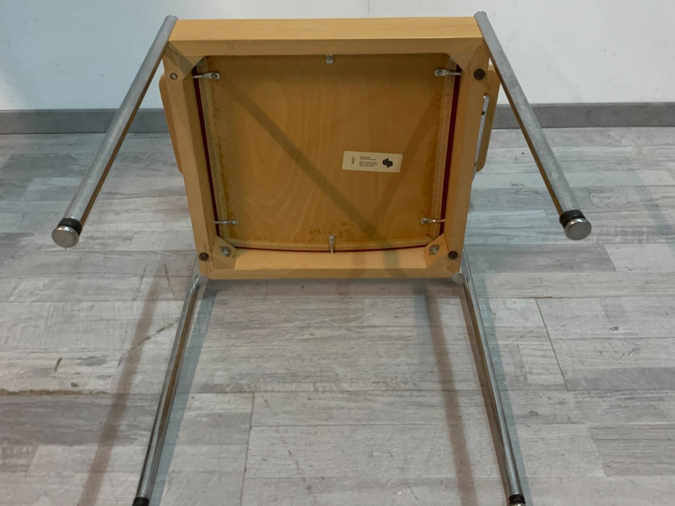 Horgen Glarus Sedie: Stapelstuhl von Horgenglarus mit roter Sitzfläche – Usato da Zürich venduto da ZuercherBrockenhaus 5
