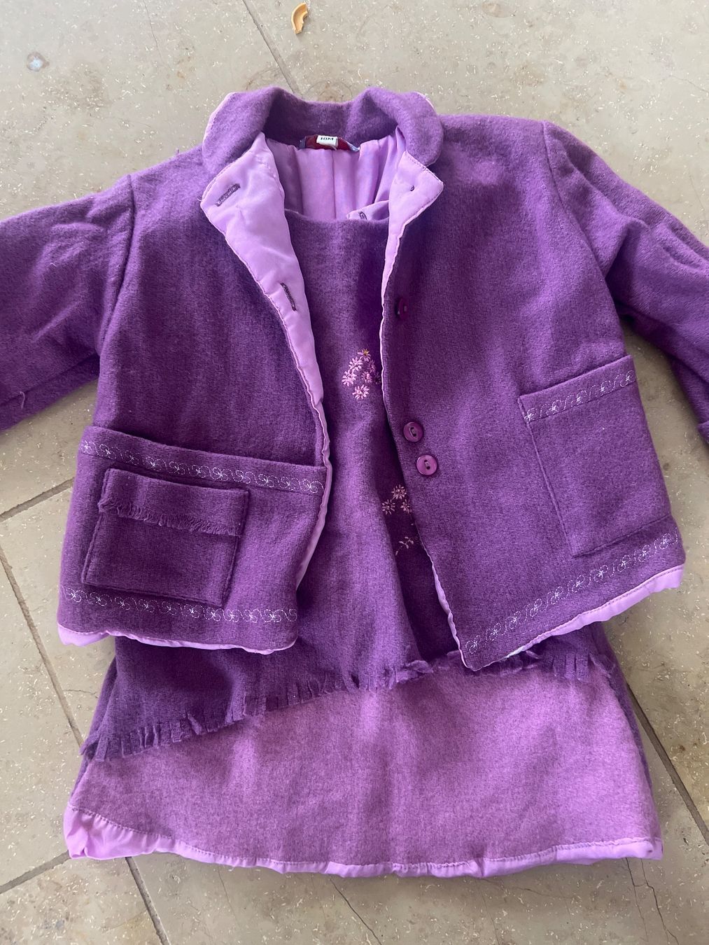 Kleiderpakete & -sets: Mädchen Set Kleid Jacke lila 18M bestickt – Gebraucht aus Schönenberg ZH von Bosh