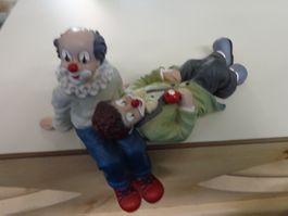 Gilde Clown sitzend und liegender Gilde Clown