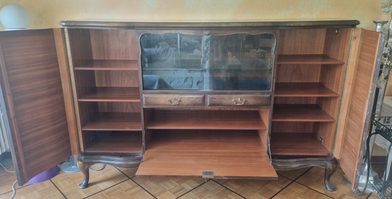 Buffets: Buffet Schrank Nussbaumholz mit Glasfach und Klappe  – D'occasion à Lyss par Cassiopeia8 4