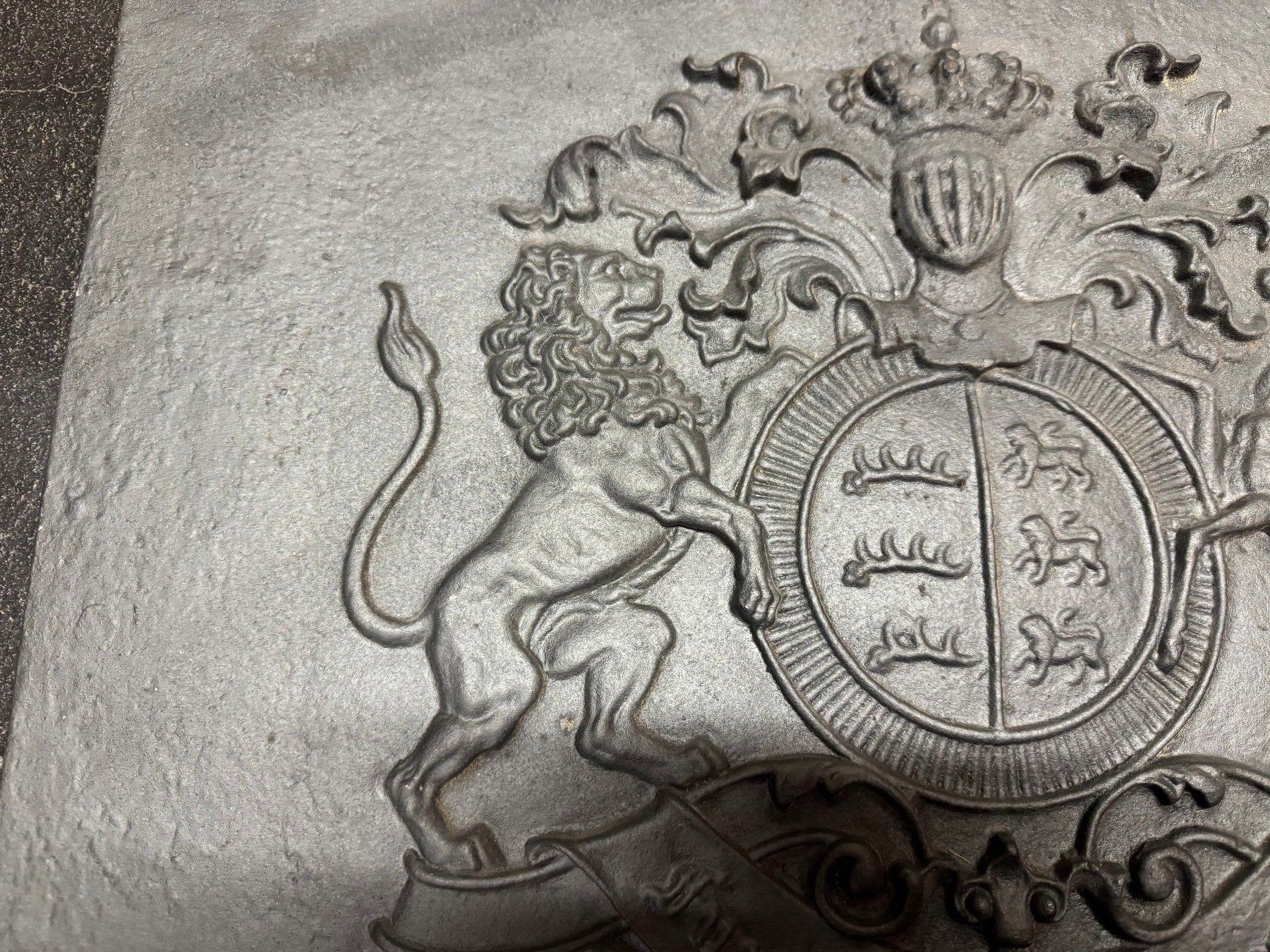 Altri mobili d'antiquariato: Ofen- oder Kaminplatte aus Gusseisen 1846 "Löwe & Hirsch" – Usato da Fribourg venduto da tschjoly 3