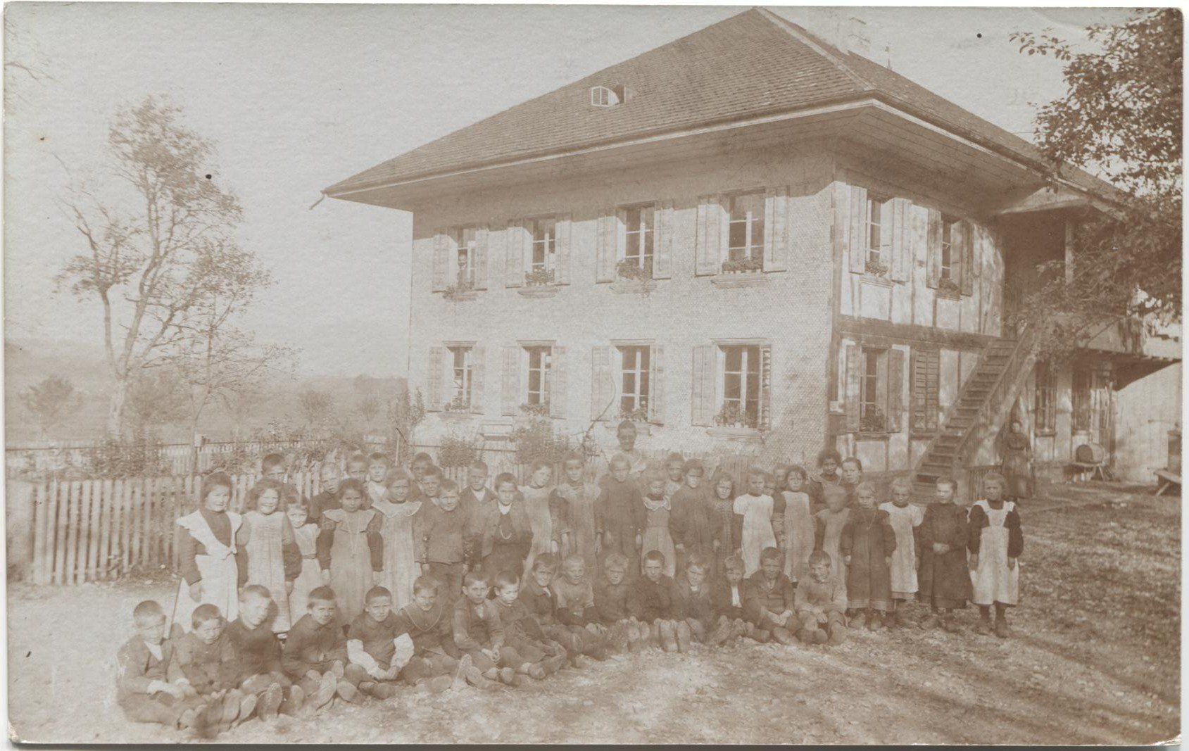 Cartes postales: SCHULKLASSE+SCHULHAUS 1910 Rüedisbach oder Umgebung? – D'occasion à Wil SG par Clanx