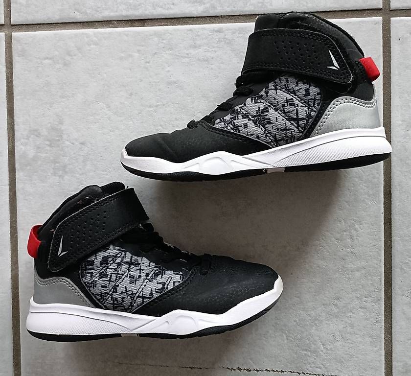 Decathlon Scarpe da uomo: Basketballschuhe Tarmak, Grösse 30 – Usato da Münchenstein venduto da Bouba3 1