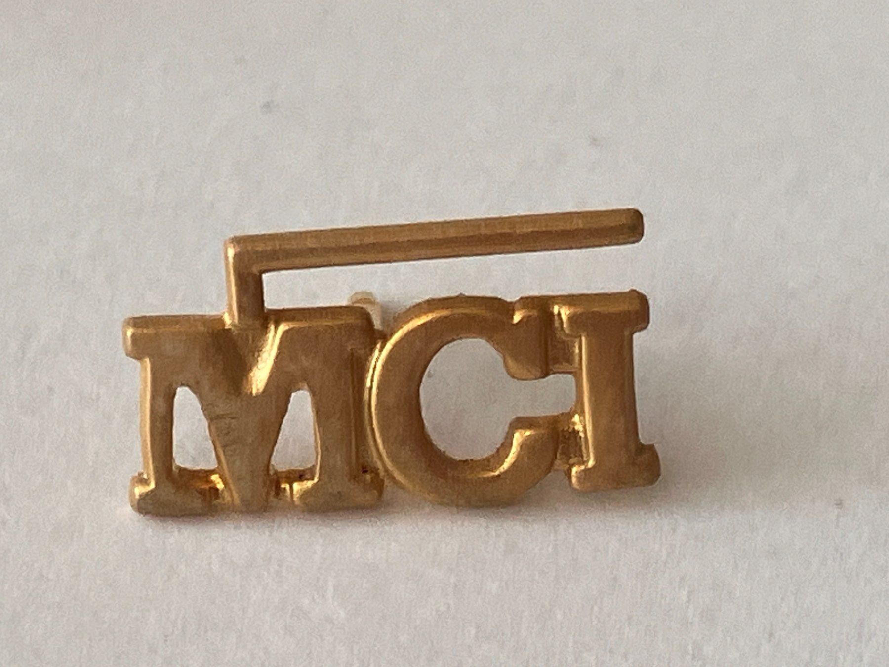Placchette & Badge: 1 Pin MCI – Usato da Basel venduto da djwwpp