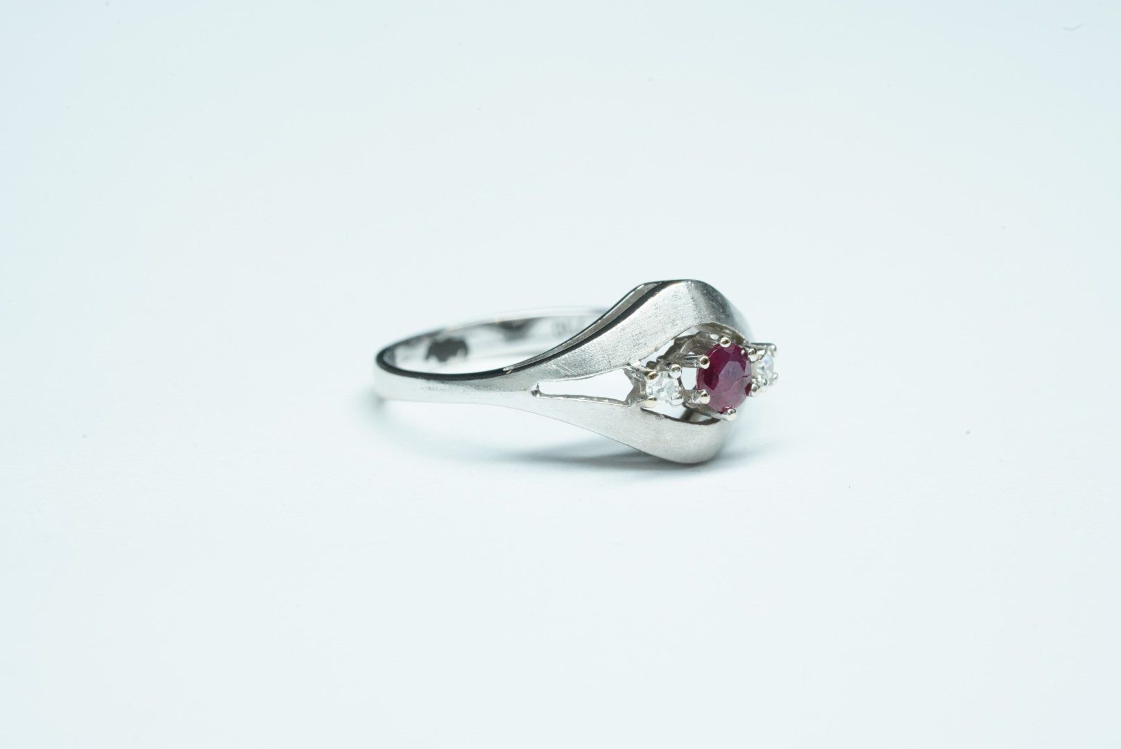 Anelli: Fingerring 18k Weissgold mit Rubin – Usato da Bülach venduto da Re-Jewelled 1