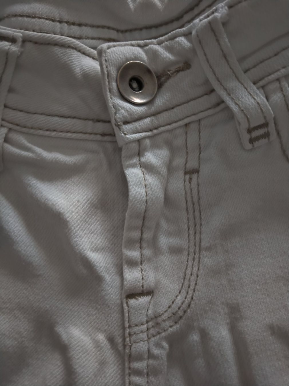 Pantaloni: jeans- Shorts – Usato da Salenstein venduto da Silly...0 7