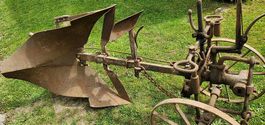 Antiker Pflug, historisches Landwirtschaftsgerät top!