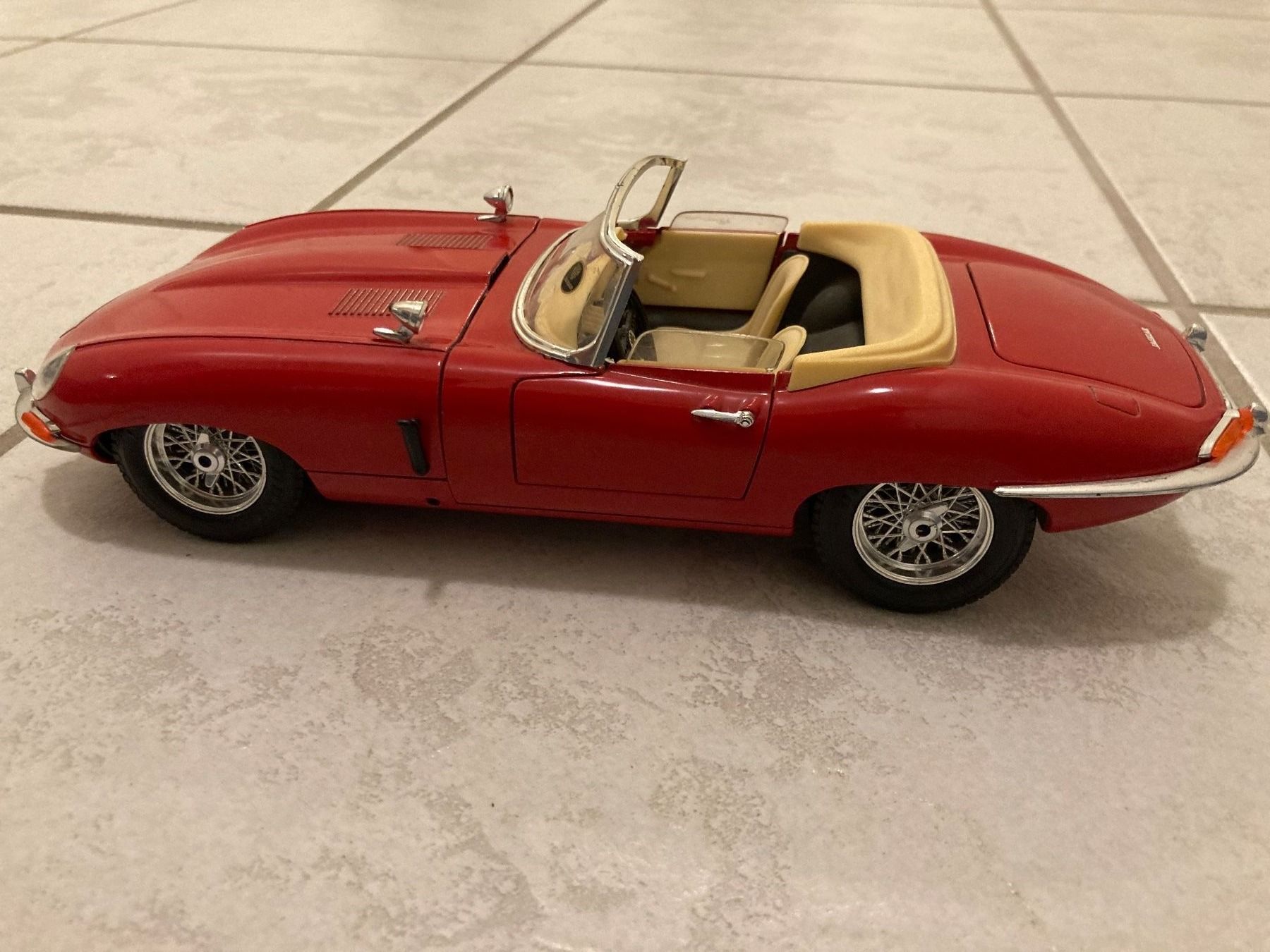 Kit di modellismo & Modellini statici: Jaguar JDU877 E 1961 – Usato da Mönchaltorf venduto da Tschibi 5